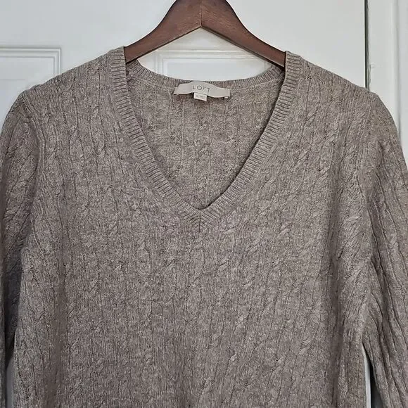V-neck LOFT Sweater Size XL - Picture 2 of 5
